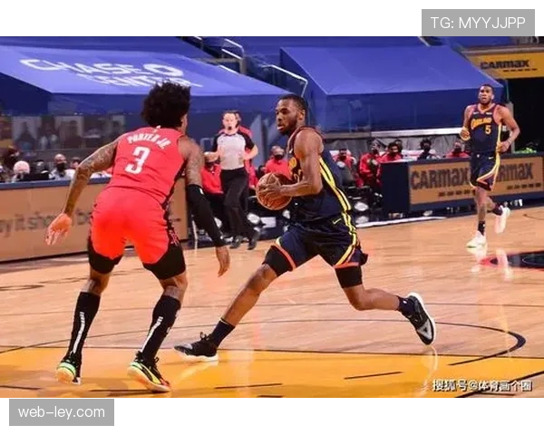 弗拉格命中第50分后仰天怒吼，主场球迷起立致敬新星